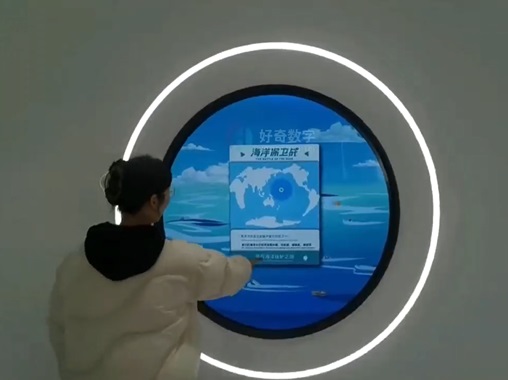 圓形屏觸摸一體機(jī)互動：海洋保衛(wèi)戰(zhàn)-蘇州好奇數(shù)字科技