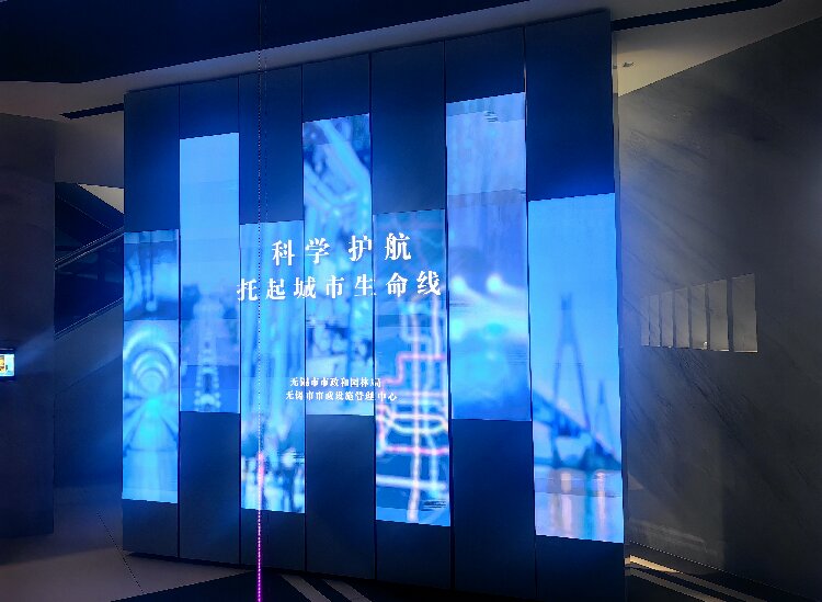 多屏聯(lián)動機械旋轉(zhuǎn)柱滑軌屏：創(chuàng)新展示技術(shù)的革命性進步-好奇數(shù)字科技